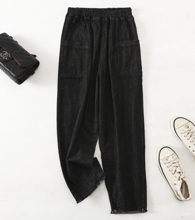 Plus-size women's jeans are loose and slimming